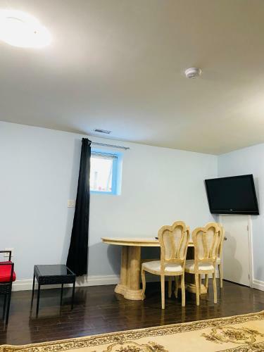 Signature 2 Bedrooms Apartment Space Share Toronto