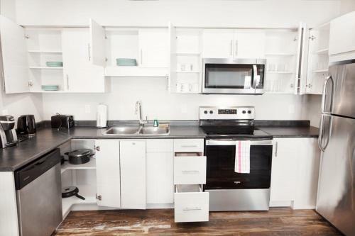 3br Condo With Free Parking And In-suite Laundry