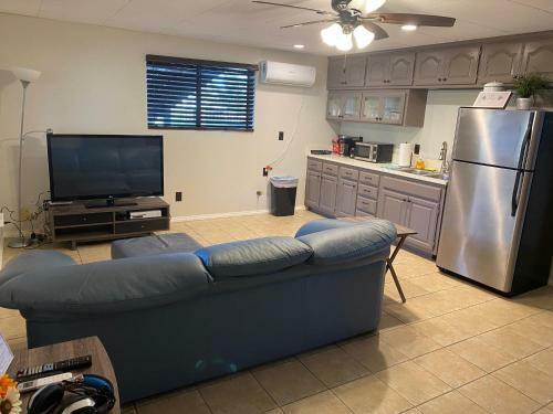 Apartamento 10 Acres Ranch W/ Horses, Pond, And More!