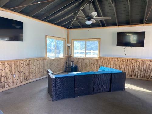 Apartamento 10 Acres Ranch W/ Horses, Pond, And More!