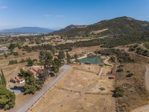 Apartamento 10 Acres Ranch W/ Horses, Pond, And More!