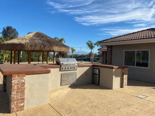 Apartamento 10 Acres Ranch W/ Horses, Pond, And More!