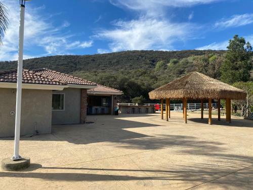 Apartamento 10 Acres Ranch W/ Horses, Pond, And More!