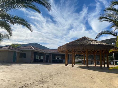 Apartamento 10 Acres Ranch W/ Horses, Pond, And More!