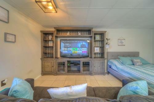 Apartamento 10 Acres Ranch W/ Horses, Pond, And More!