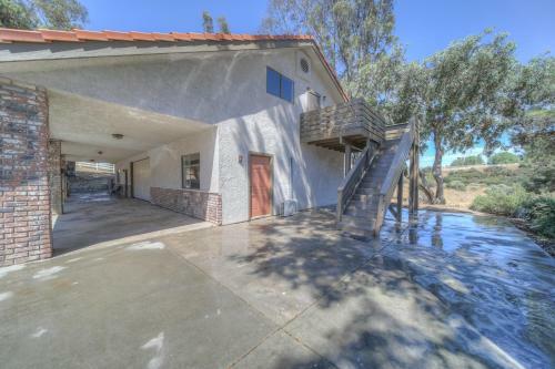 Apartamento 10 Acres Ranch W/ Horses, Pond, And More!