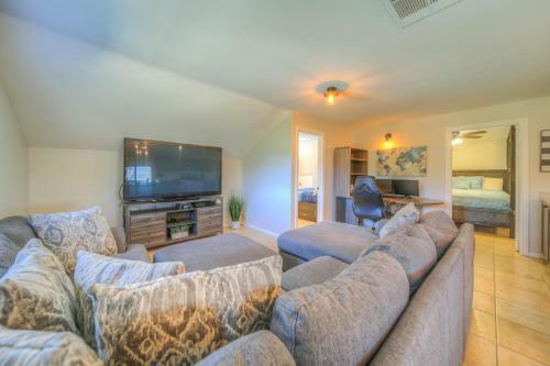 Apartamento 10 Acres Ranch W/ Horses, Pond, And More!