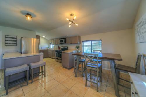 Apartamento 10 Acres Ranch W/ Horses, Pond, And More!