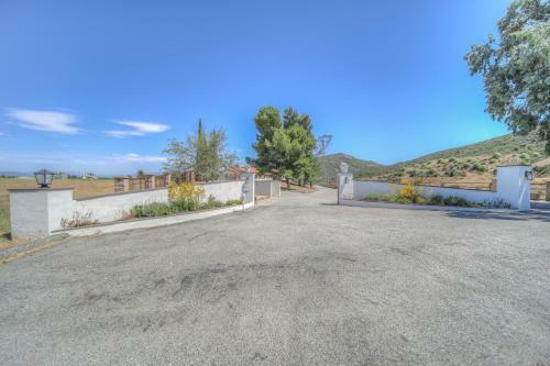 Apartamento 10 Acres Ranch W/ Horses, Pond, And More!