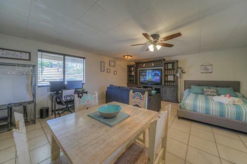 Apartamento 10 Acres Ranch W/ Horses, Pond, And More!
