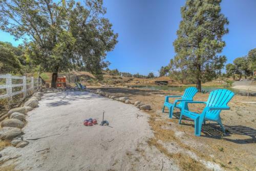 Apartamento 10 Acres Ranch W/ Horses, Pond, And More!