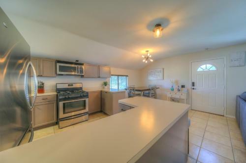 Apartamento 10 Acres Ranch W/ Horses, Pond, And More!