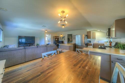 Apartamento 10 Acres Ranch W/ Horses, Pond, And More!