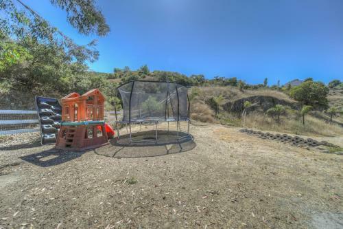 Apartamento 10 Acres Ranch W/ Horses, Pond, And More!