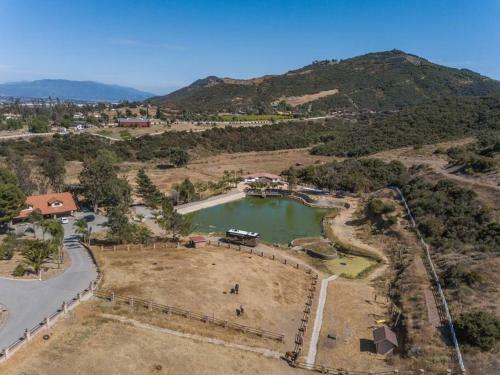 Apartamento 10 Acres Ranch W/ Horses, Pond, And More!