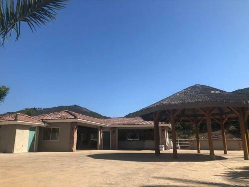 Apartamento 10 Acres Ranch W/ Horses, Pond, And More!