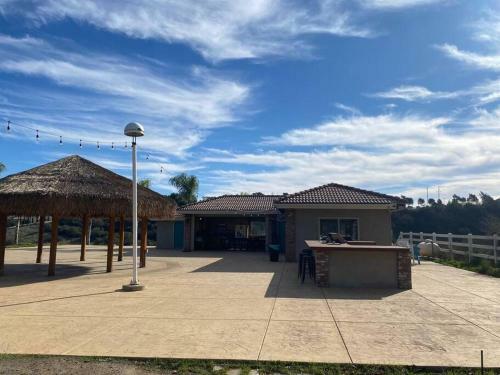 Apartamento 10 Acres Ranch W/ Horses, Pond, And More!