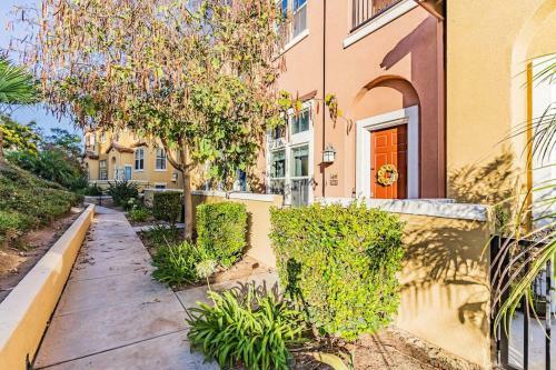 Spacious 3br 3bath Townhouse 5-mins To Bay & Beach