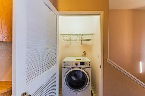 Spacious 3br 3bath Townhouse 5-mins To Bay & Beach