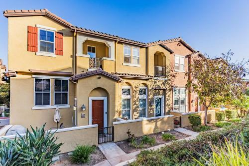 Spacious 3br 3bath Townhouse 5-mins To Bay & Beach