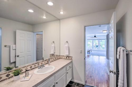 Chic Home With Patios, Steps To Oceanside Beach