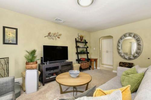 Artsy 2br Home 5 Min From Ucd Med Ctr & Sac State