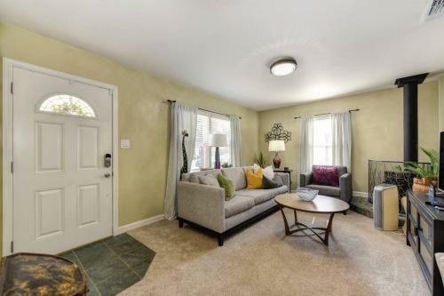 Artsy 2br Home 5 Min From Ucd Med Ctr & Sac State
