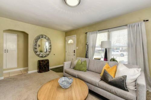 Artsy 2br Home 5 Min From Ucd Med Ctr & Sac State