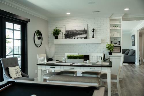 New Modern Luxury Estate - Pool, Slide, Grotto