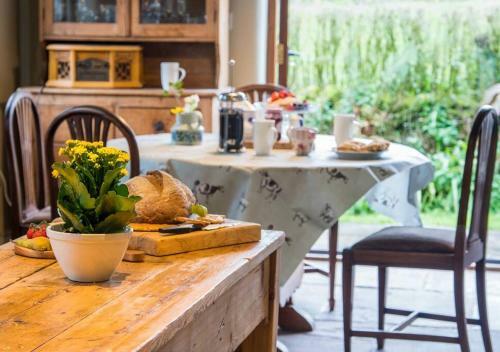 Beautiful Cosy Cottage By A Babbling Brook