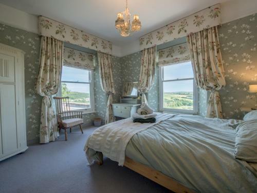 Pass The Keys Beautiful Home With Superb Views Over St Dogmaels