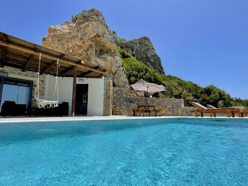 Endless Blue Beachfront Villa!