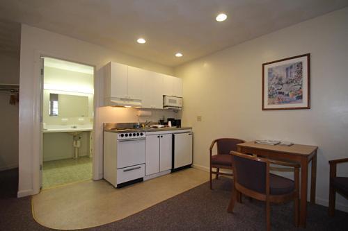 Hotel Hamilton Village Inn