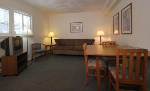 Hotel Hamilton Village Inn