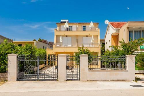 Hostal Apartments Mikuli? Rogoznica