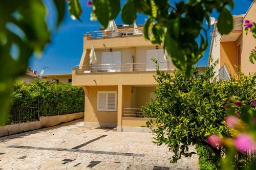 Hostal Apartments Mikuli? Rogoznica