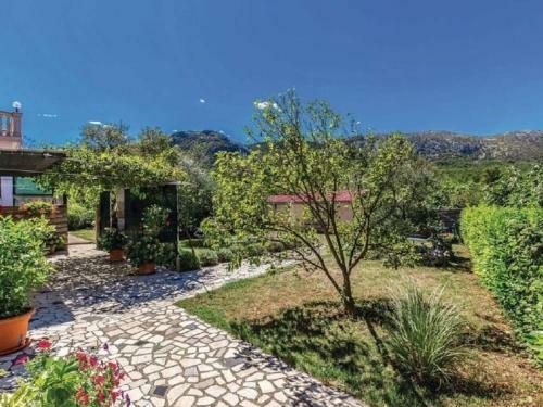 Inviting Apartment In Tribalj With Garden