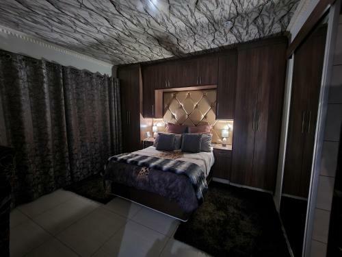 The Log Cabin Apartments Hotel