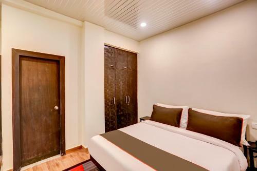 Hotel Collection O 45853 Sr Inn Awas Vikas
