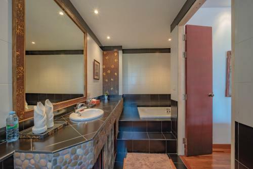 Pagoda Sea View Hills - Private Pool Villa, Kata Beach