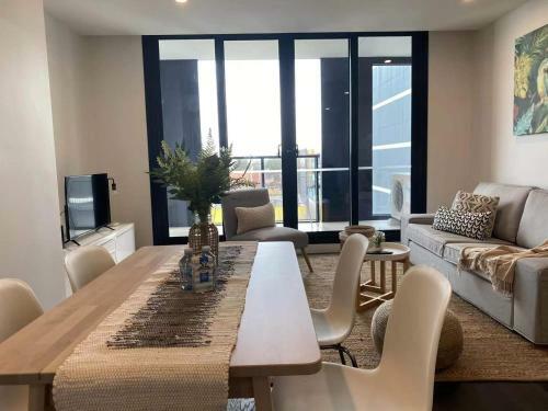 Oakleigh Stylish 3 Bedrooms Apartment 4c