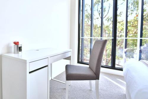 Oakleigh Stylish Townhouse With Beautiful View 04