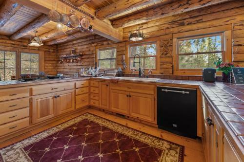 Bear Hollow Retreat-a Luxurious Secluded Log Cabin