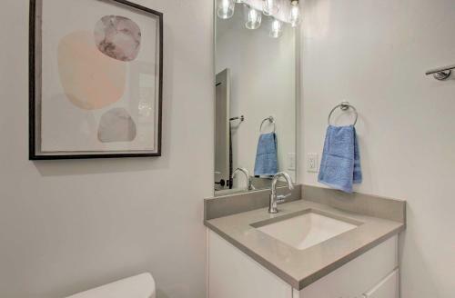 Englewood Townhome With Sweeping Mountain Views