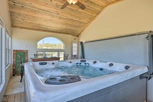 Spacious Retreat With Hot Tub And Casino Table!