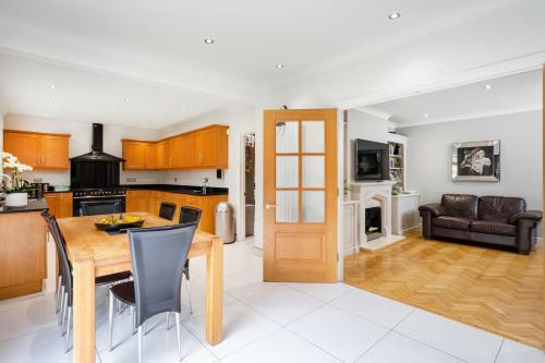 Villa Spacious Fully Detached House In Chigwell