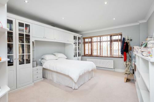 Villa Spacious Fully Detached House In Chigwell