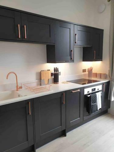 Cheltenham 2 Bedroom Central Apartment Inc Parking