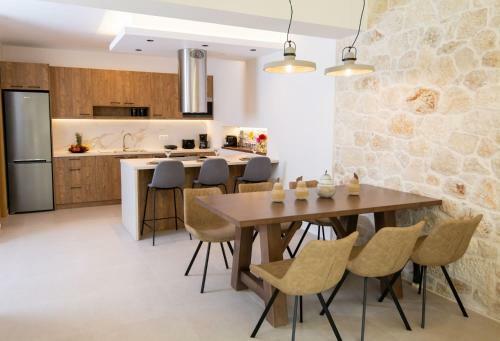New Stylish Villa With Heated Pool & Jacuzzi!