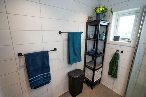 Modern Apartment Short Walk From City